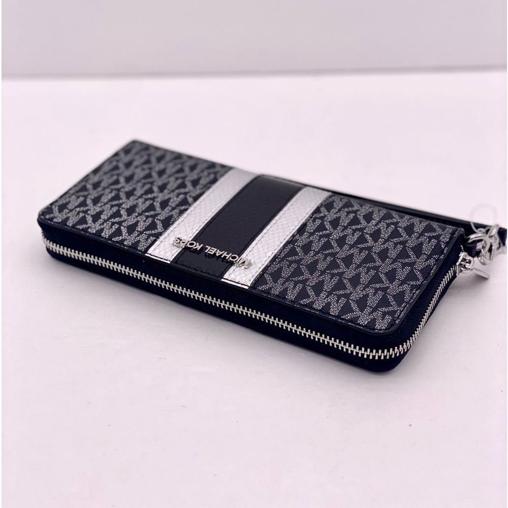 Michael Kors Jet Set Travel Large Signature
Logo and Metallic Continental Wallet - Picture 5 of 12
